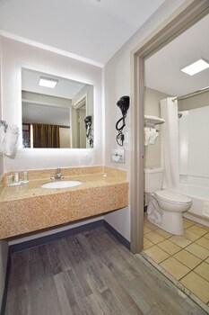 Room, 1 King Bed, Pool View, Courtyard Area (NonSmoking)