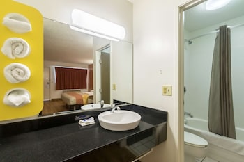 Deluxe Room, 1 King Bed, Non Smoking, Refrigerator & Microwave