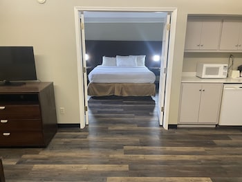Suite, 1 King Bed, Non Smoking (Livingroom, 2 SofaBeds)