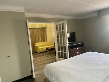 Suite, 1 King Bed, Non Smoking (Livingroom, 2 SofaBeds)