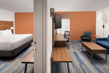 Suite, 1 King Bed, Accessible (Roll-In Shower)