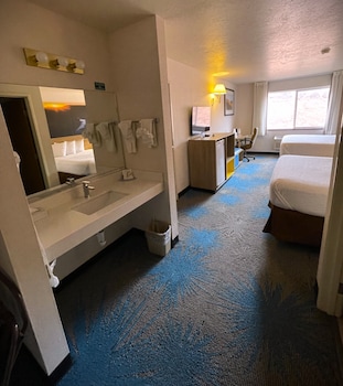 Upgraded, Room, 2 Queen Beds, Non Smoking