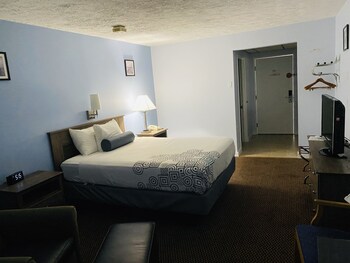 Standard Room, 1 Queen Bed, Patio or Balcony, River View