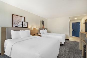 Room, 2 Queen Beds, Accessible (Mobility & Hearing, Roll-in Shower)