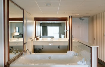 King Spa Room – 1 King & Spa Tub