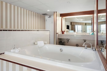 King Spa Room – 1 King & Spa Tub