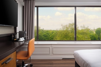 Deluxe Room, 1 King Bed, Corner