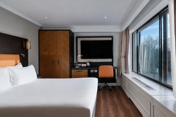 Deluxe Room, 1 King Bed, Corner