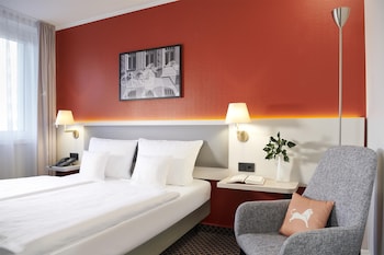 Standard Room, 1 Queen Bed, Courtyard Area