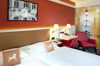 Standard Room, 1 Queen Bed, Courtyard Area