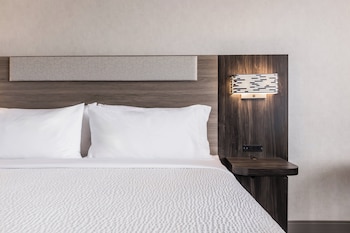Standard Room, 1 Queen Bed, Transfer Shower, Non Smoking (Transfer Shower)