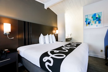 Standard Room, 1 Queen Bed, Non Smoking, Refrigerator & Microwave