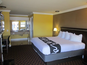 Standard Room, 1 King Bed, Non Smoking, Fireplace