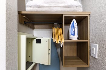 Deluxe Room, 1 King Bed