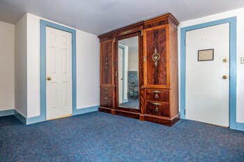 06 - Lincoln Stateroom