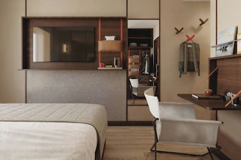 Deluxe Room, 1 Queen Bed, City View