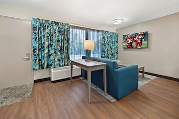 Suite, 1 King Bed with Sofa bed, Kitchen, Poolside (Smoke Free)