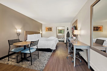 Premium Room, 1 King Bed (Upgraded Bedding & Snack, Smoke Free)