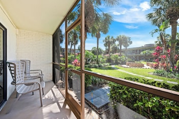 Suite, 1 King Bed with Sofa bed, Kitchen, Poolside (Smoke Free)