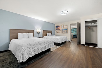 Suite, 2 Queen Beds, Accessible, Kitchen (Smoke Free)
