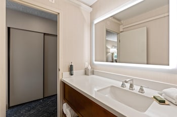 Room, 1 King Bed, Corner