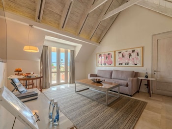Junior Suite, 1 King Bed, Balcony, Ocean View (Butler Service)