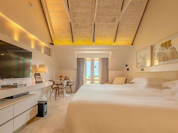 Deluxe Room, 1 King Bed, Ocean View (Butler Service)