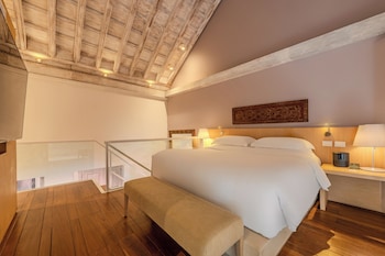 Suite, 1 King Bed (Duplex, Colonial Area, Butler Service)