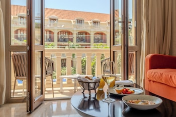 Superior Room, 2 Twin Beds, Balcony, Pool View