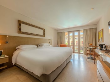 Superior Room, 1 King Bed, Balcony, Pool View