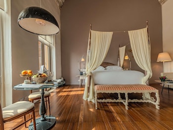 Junior Suite, 1 King Bed (Colonial)