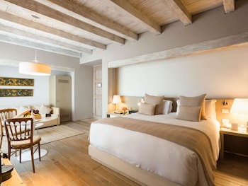 Junior Suite, 1 King Bed (Colonial)