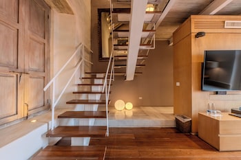 Suite, 1 King Bed (Duplex, Colonial Area, Butler Service)