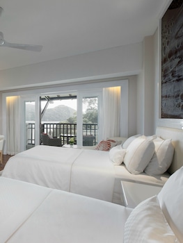 Room, 2 Twin Beds, Partial Ocean View