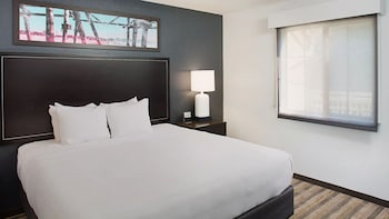 Accessible One Bedroom One Queen with Bathtub