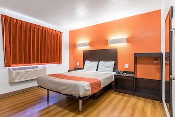Deluxe Room, 1 Queen Bed, Smoking, Refrigerator