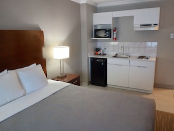 Room, 1 King Bed, Non Smoking (Efficiency, Upgrade)