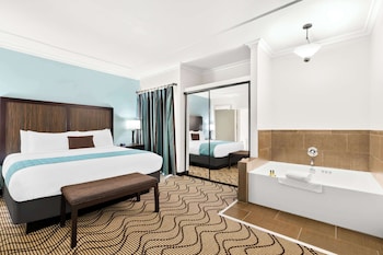 Suite, 1 King Bed, Jetted Tub, Corner