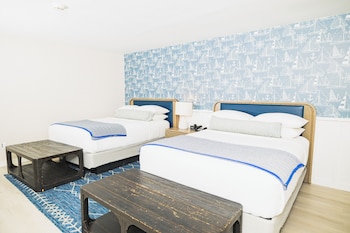 Standard Double Room, 2 Queen Beds, Roll-in Shower, City View