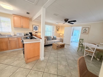 Cottage, Bay View (Bahama Breeze Room)