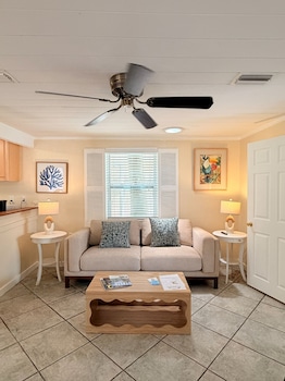 Cottage, Bay View (Bahama Breeze Room)