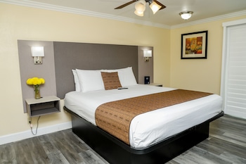 Standard Room, 1 King Bed