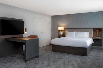 Studio, 1 King Bed, Balcony (Wet bar)