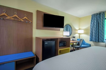 Business Room, 2 Queen Beds, Non Smoking
