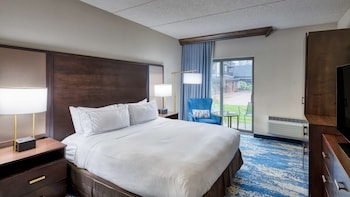 Room, 1 King Bed, Accessible (Mobility & Hearing, Roll-in Shower)