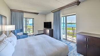 Premium Room, 1 King Bed, River View, Corner