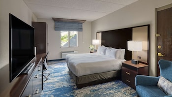 Room, 1 King Bed, River View
