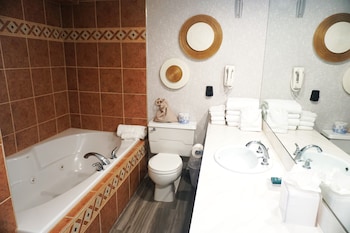 Junior Suite, 1 King Bed, Jetted Tub