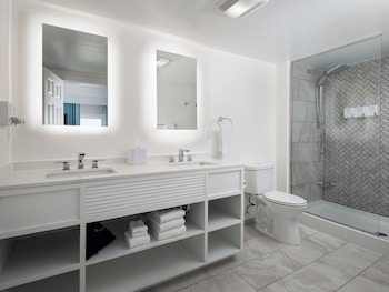 Ashworth Ocean Front, 1 King Bed, Balcony