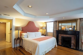 Deluxe Room, 1 King Bed (Emma Kelly)